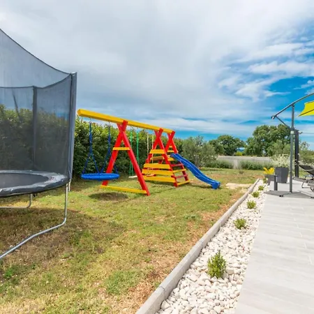 Vila Beautiful Maris With Pool Tinj