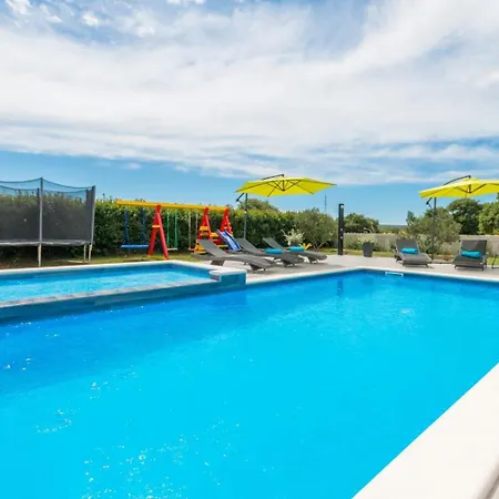 Beautiful Maris With Pool Tinj