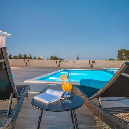 Vila Beautiful Maris With Pool Tinj