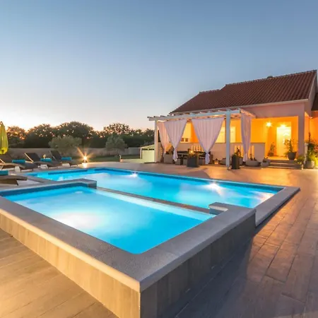 Vila Beautiful Maris With Pool *