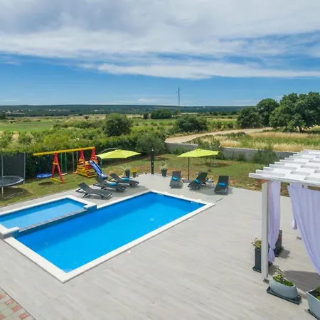 Vila Beautiful Maris With Pool Tinj