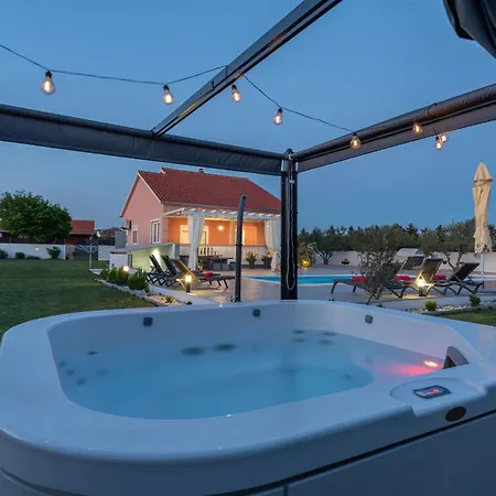 Villa Beautiful Maris With Pool Tinj