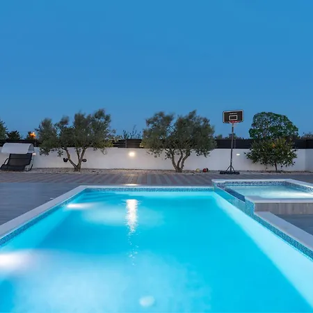 Villa Beautiful Maris With Pool