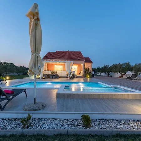 Beautiful Maris With Pool Villa