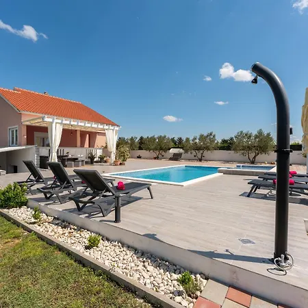 Villa Beautiful Maris With Pool