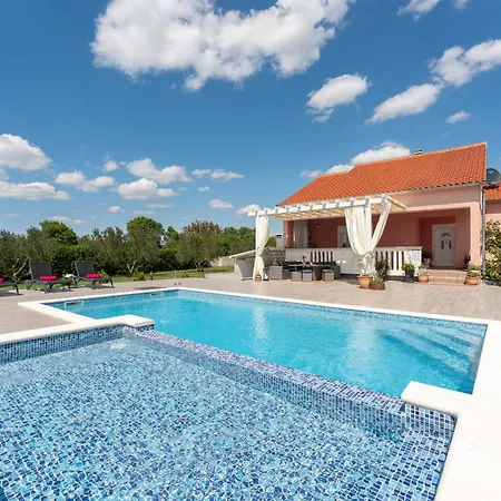 Beautiful Maris With Pool Villa