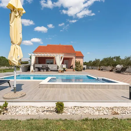 Villa Beautiful Maris With Pool
