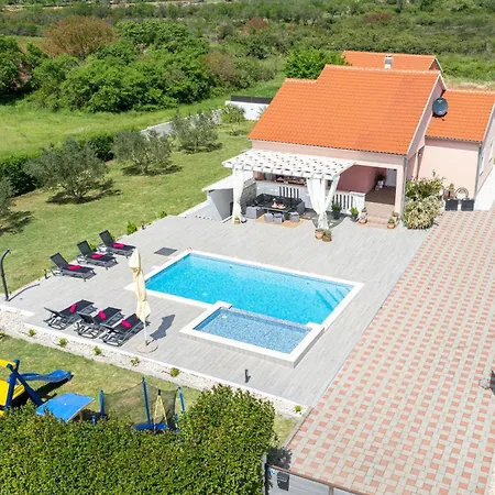 Beautiful Maris With Pool Villa