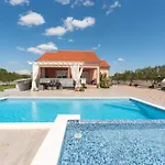 Beautiful Maris With Pool Villa *