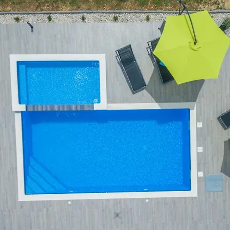 Beautiful Maris With Pool Villa Tinj