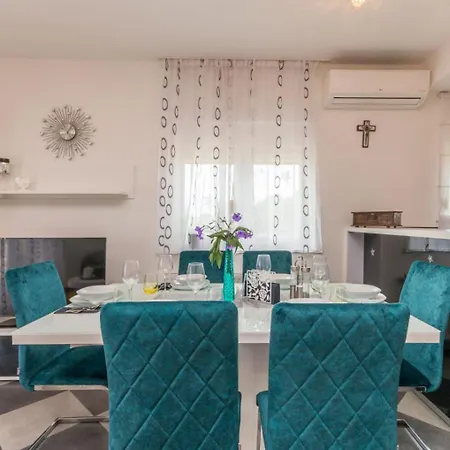 Beautiful Maris With Pool *