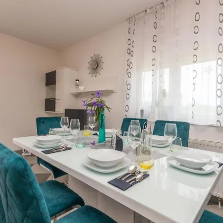 Beautiful Maris With Pool Villa Tinj