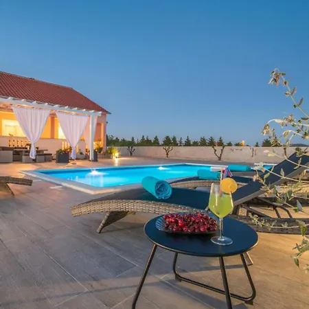 Beautiful Maris With Pool * Tinj