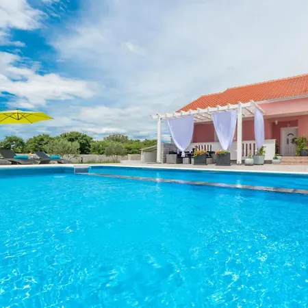 Villa Beautiful Maris With Pool Tinj