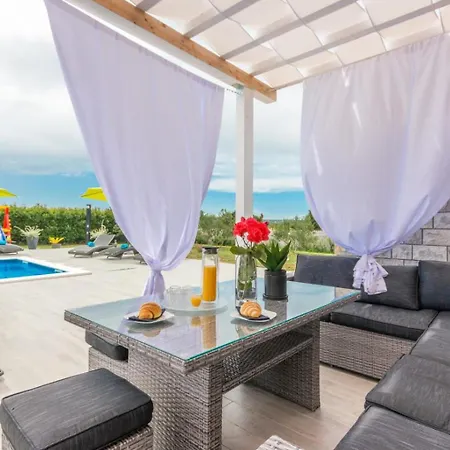 Beautiful Maris With Pool *