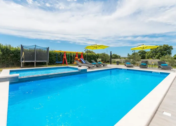 Beautiful Maris With Pool Tinj