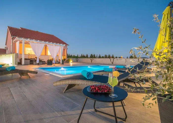 Beautiful Maris With Pool * Tinj