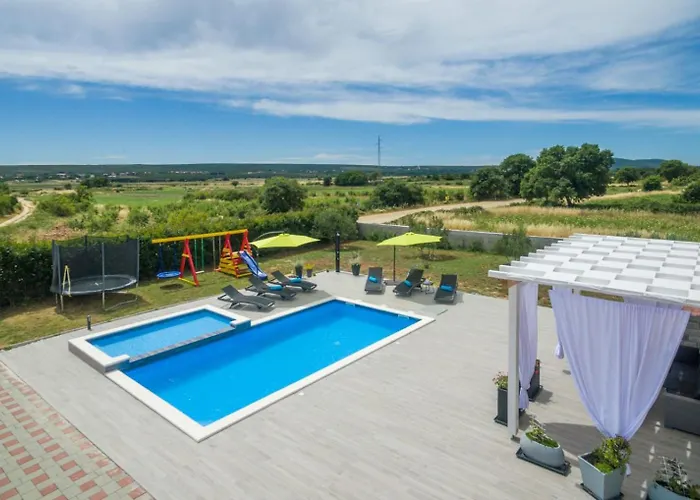 Вилла Beautiful Maris With Pool Tinj